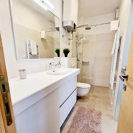 Elodie Apartment Split